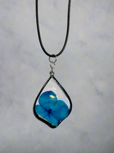 Load image into Gallery viewer, Blue Flower Necklace